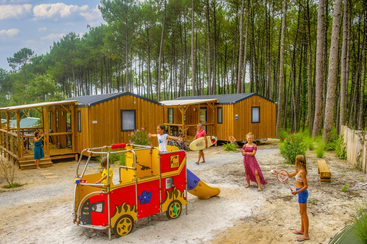Houten chalets, speeltuin kinderen op camping CAPFUN Landisland in Moliets-et-Maa (40).