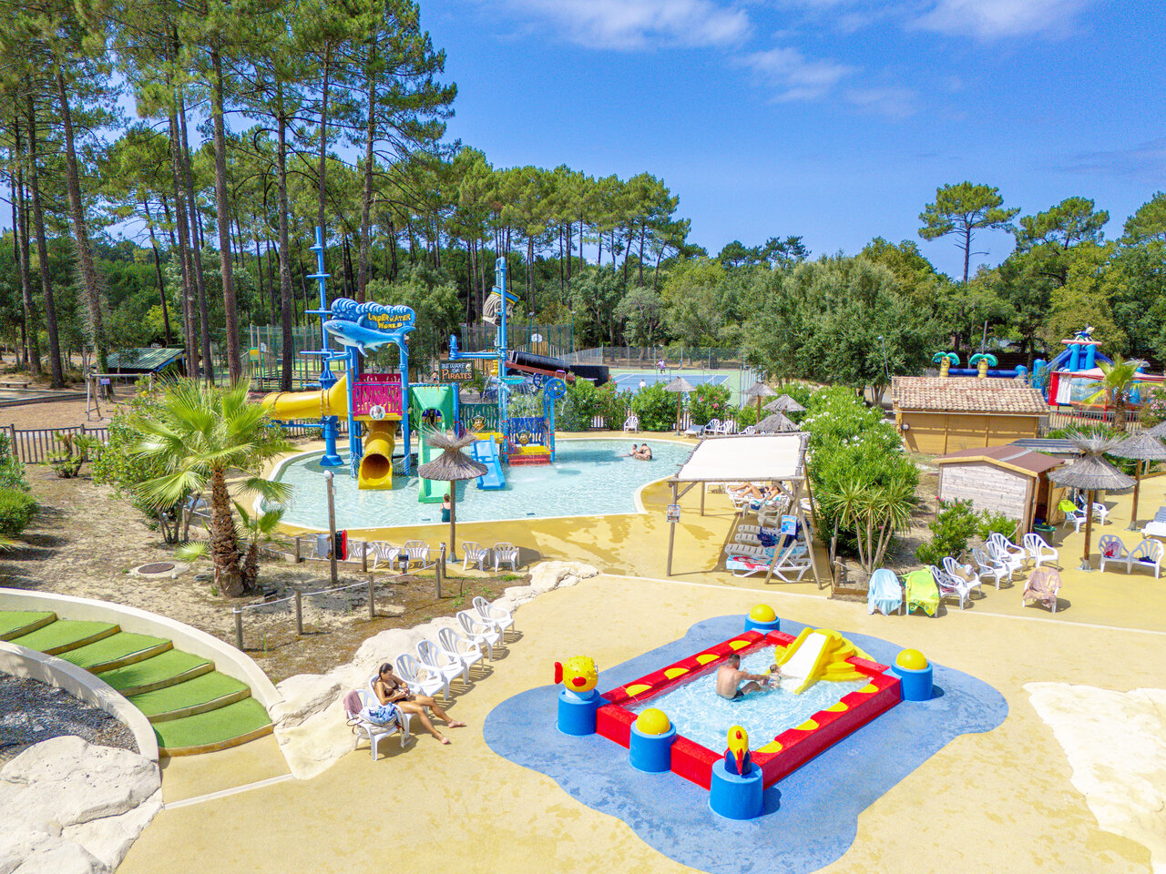 Wasserpark mit Rutschen und Wasserspielen auf Campingplatz CAPFUN Landisland in Moliets-et-Maa (40).