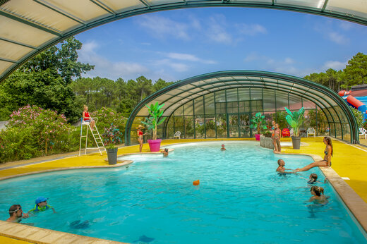 Überdachtes Schwimmbad, Badegäste und Bademeister auf CAPFUN Landisland in Moliets-et-Maa (40).