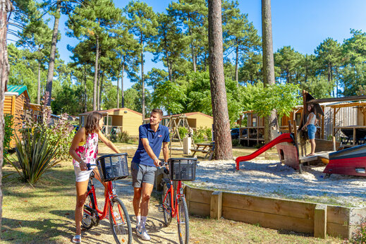 Fahrräder, Spielplatz am CAPFUN Landisland in Moliets-et-Maa (40).
