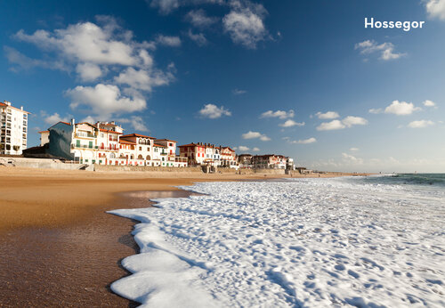 Strand von Hossegor mit Wellen und bunten Gebäuden, Ausflugsziel in den Landes.