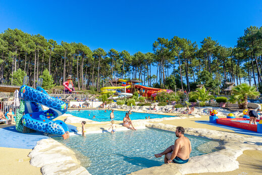 Außenpool mit Wasserrutschen auf dem Campingplatz CAPFUN Landisland in Moliets-et-Maa (40).