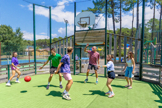 Basketballspiel auf dem Multisportplatz des Campingplatzes CAPFUN Landisland in Moliets-et-Maa.