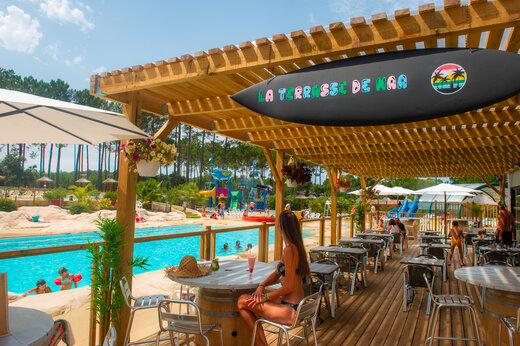 Restaurant mit Terrasse und Pool auf dem Campingplatz CAPFUN Landisland in Moliets-et-Maa.