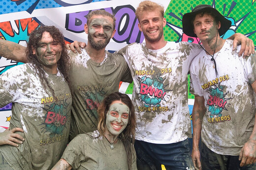 Mudcamp Animation: schlammige Gruppe im CAPFUN Landisland in Moliets-et-Maa (40).