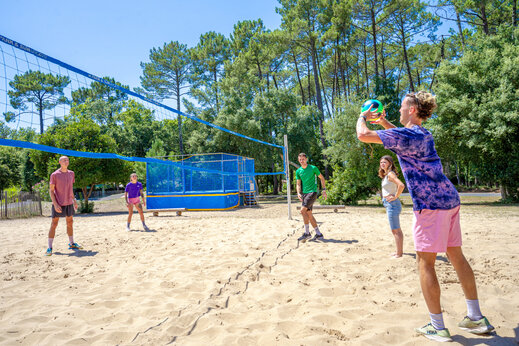 Beachvolleyballspiel auf Sandplatz auf dem Campingplatz CAPFUN Landisland (40).