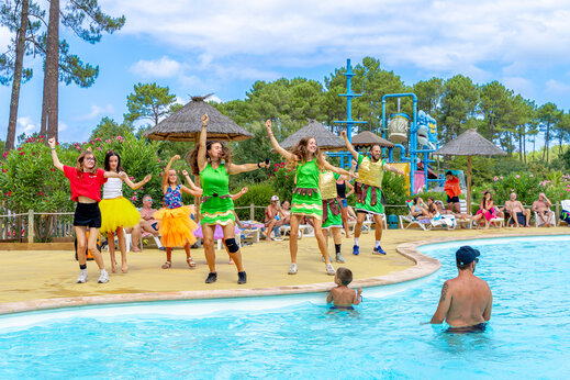 Tanzanimation und Schwimmbad des Campingplatzes CAPFUN Landisland in Moliets-et-Maa (40).