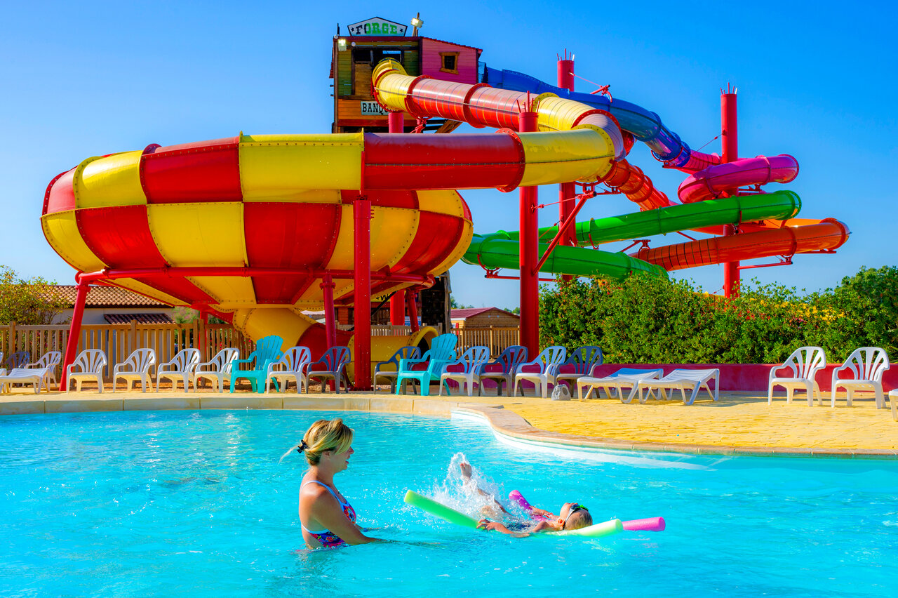 Bunte Wasserrutschen und Familienpool auf dem Campingplatz CAPFUN Las Bousigues in Le Barcar�s (66).