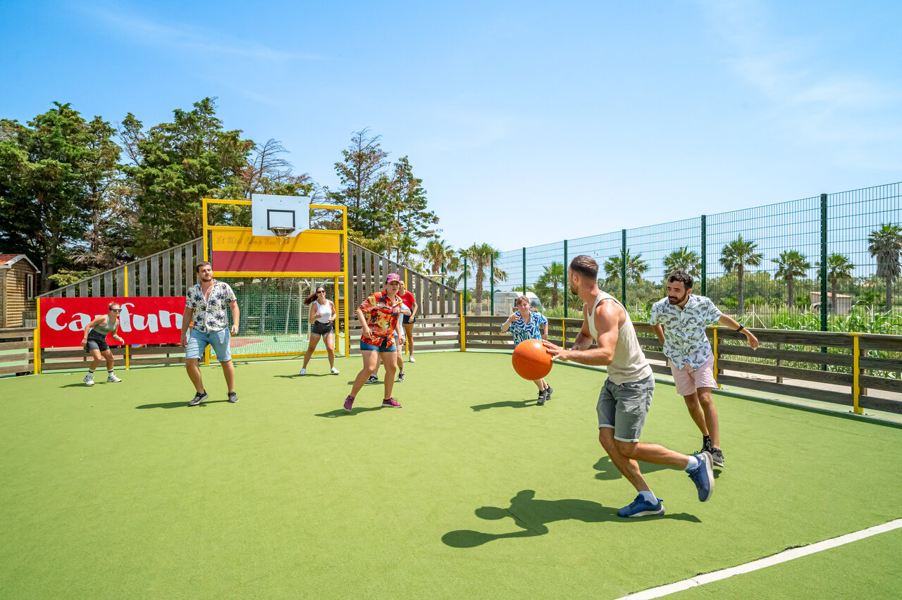 Multisportplatz mit jungen Leuten beim Basketball im Camping CAPFUN Las Bousigues in Le Barcar�s (66).