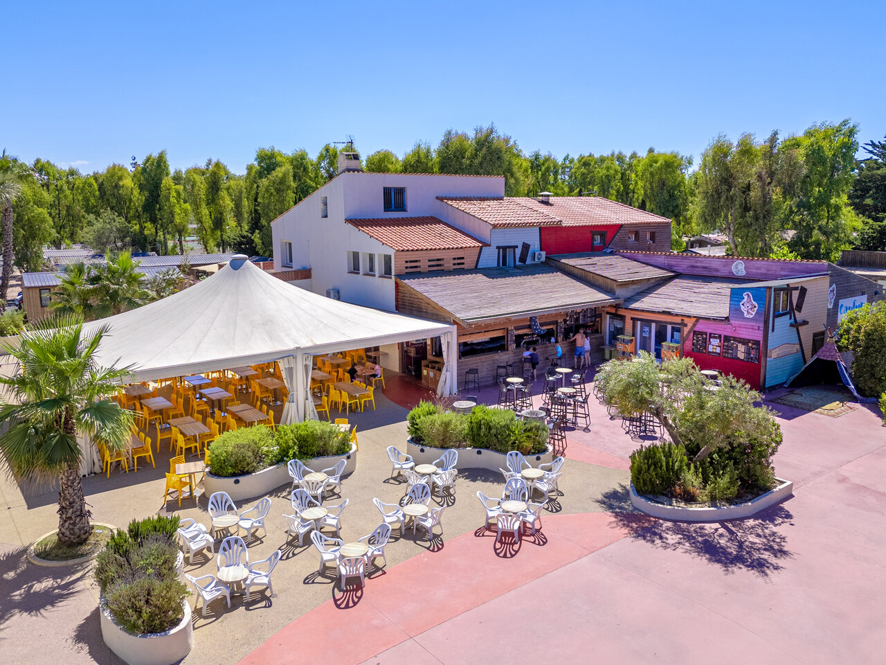 Restaurant, Bar und Au�enterrasse im CAPFUN Las Bousigues in Le Barcar�s (66).