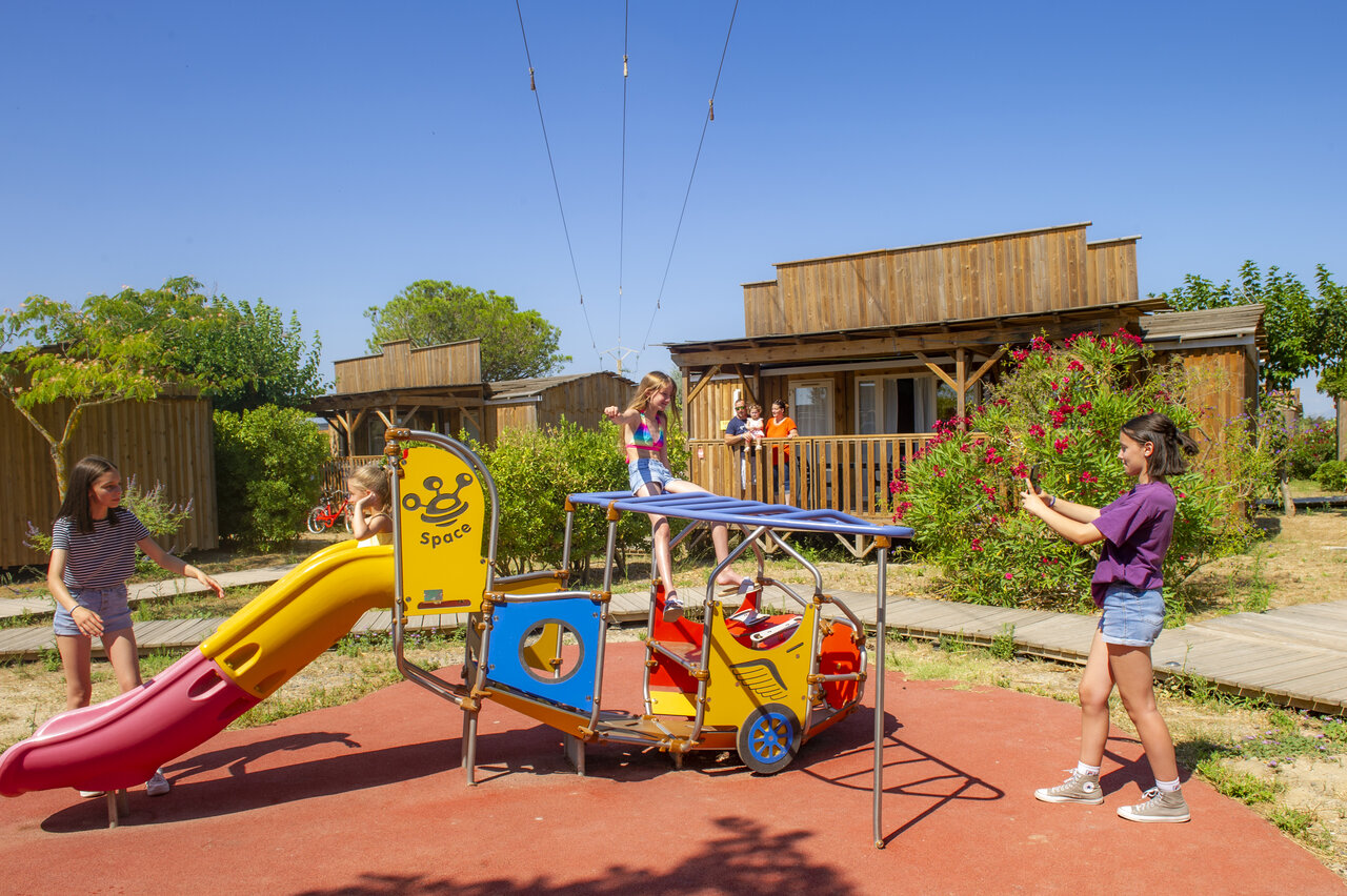 Spielplatz mit Rutsche und Kletterger�st f�r Kinder, Camping CAPFUN Las Bousigues.