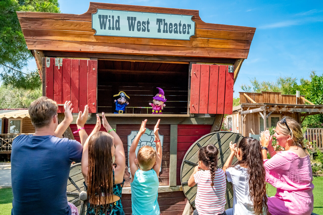 Puppentheater im Wild West Theater, Familie applaudiert auf dem Campingplatz CAPFUN Las Bousigues in Le Barcar�s (66).