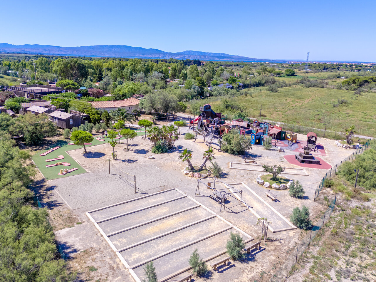 Spielplatz, Minigolf, Boulepl�tze auf Camping CAPFUN Las Bousigues in Le Barcar�s.