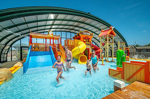 Overdekt zwembad, glijbanen en waterspelen op camping CAPFUN Las Bousigues.