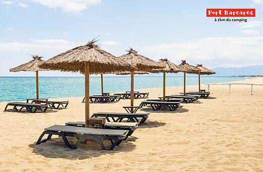 Zandstrand met parasols en stoelen nabij Port Barcarès, Occitanië.