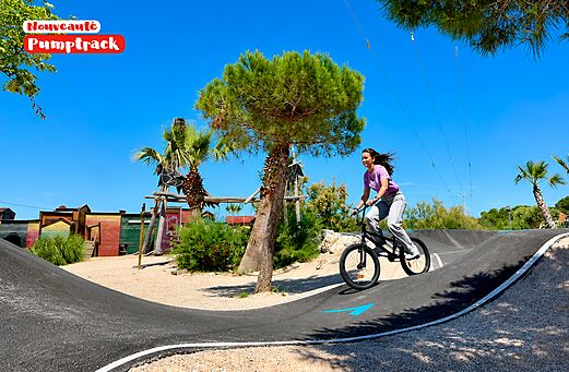 Pumptrack met fietser op camping CAPFUN Las Bousigues, Le Barcarès.