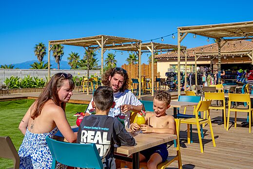 Außenbar mit Familie auf dem Campingplatz CAPFUN Las Bousigues in Le Barcarès (66).