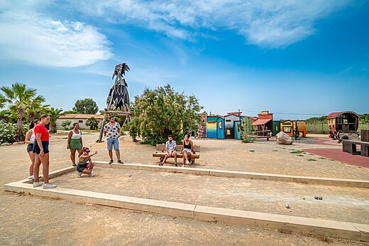 Petanque spelers op een aangelegde baan op camping CAPFUN Las Bousigues in Le Barcarès (66).