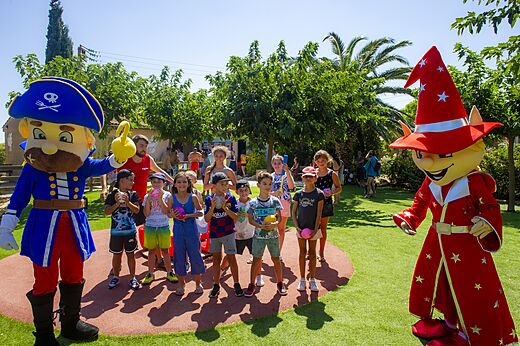 Mascottes en kinderen spelen met ballen op camping CAPFUN Las Bousigues in Le Barcarès (66).