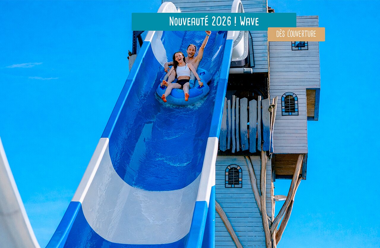 Riesige Wasserrutsche Wave mit zwei Personen im Camping VAGUES OCEANES Les Iles in Hudimesnil (50).