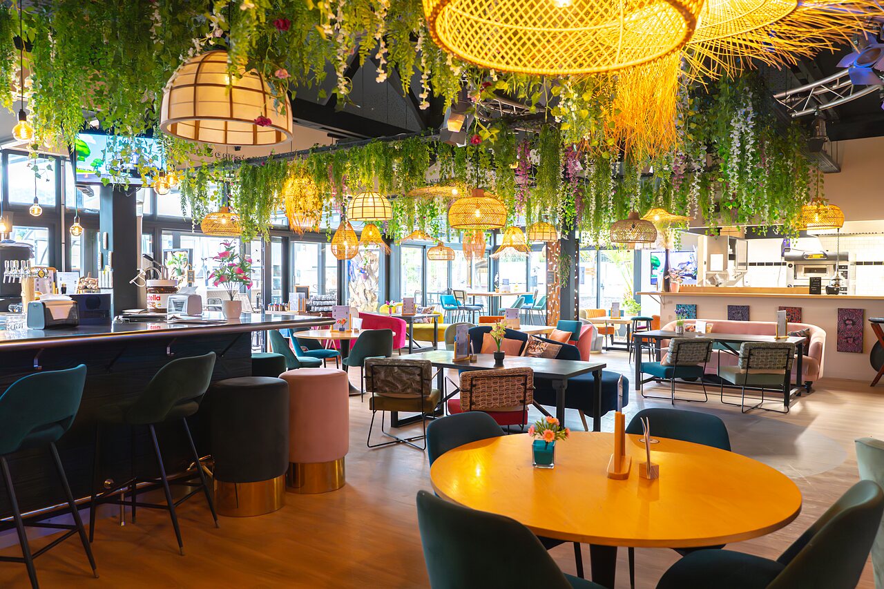 Modernes Restaurant und Bar, Pflanzendekor, auf dem Campingplatz VAGUES OCEANES Les Iles in Hudimesnil (50).