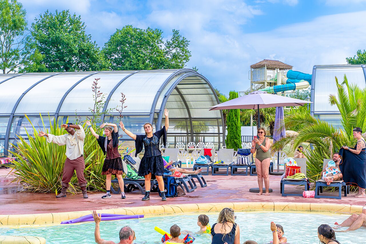 Animationsshow, Au�enpool, Wasserrutschen auf Camping VAGUES OCEANES Les Iles Hudimesnil (50).