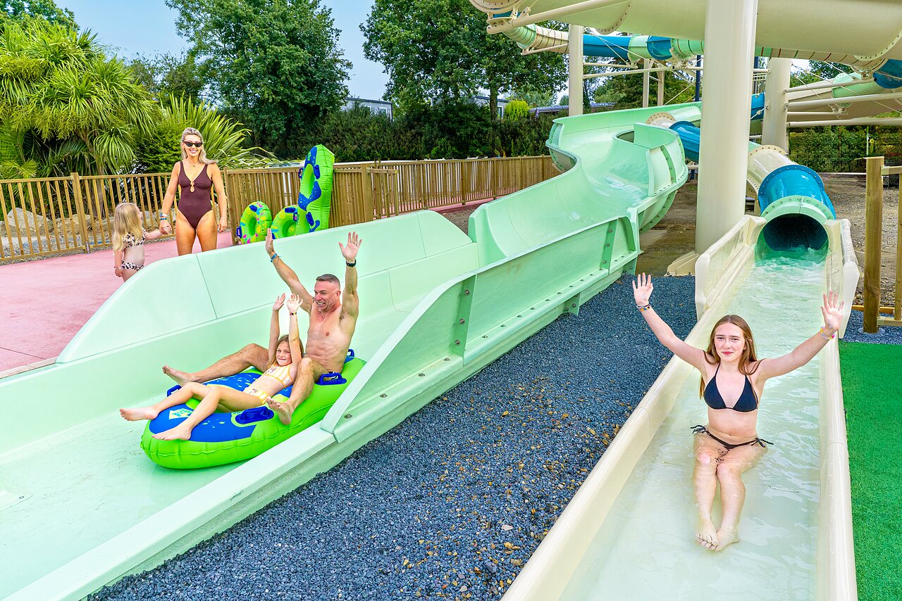 Fr�hliche Familie auf riesigen Wasserrutschen auf dem Campingplatz VAGUES OCEANES Les Iles in Hudimesnil (50).