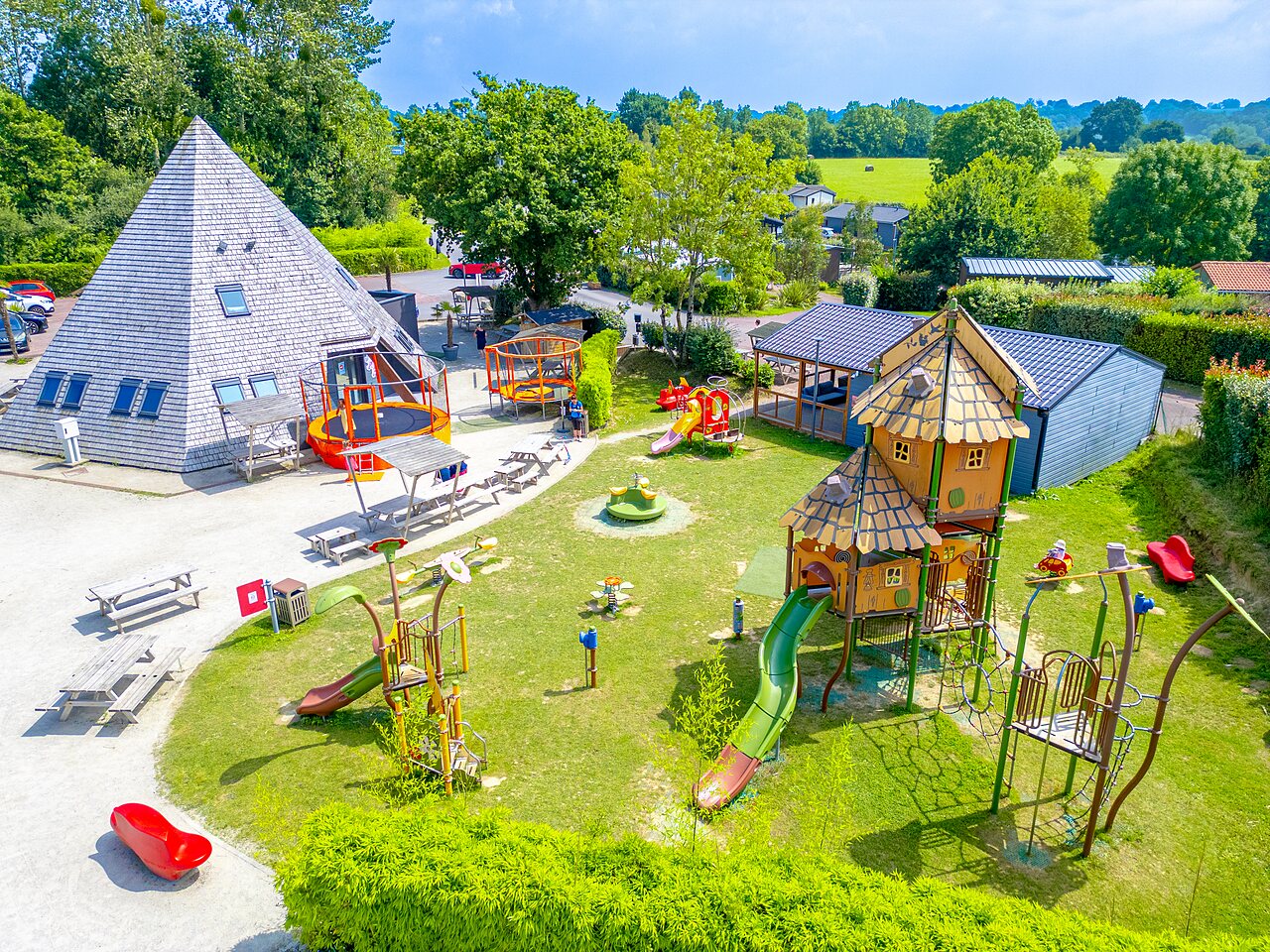 Gro�er Spielplatz mit Rutschen, Trampolinen auf dem Campingplatz VAGUES OCEANES Les Iles in Hudimesnil (50).