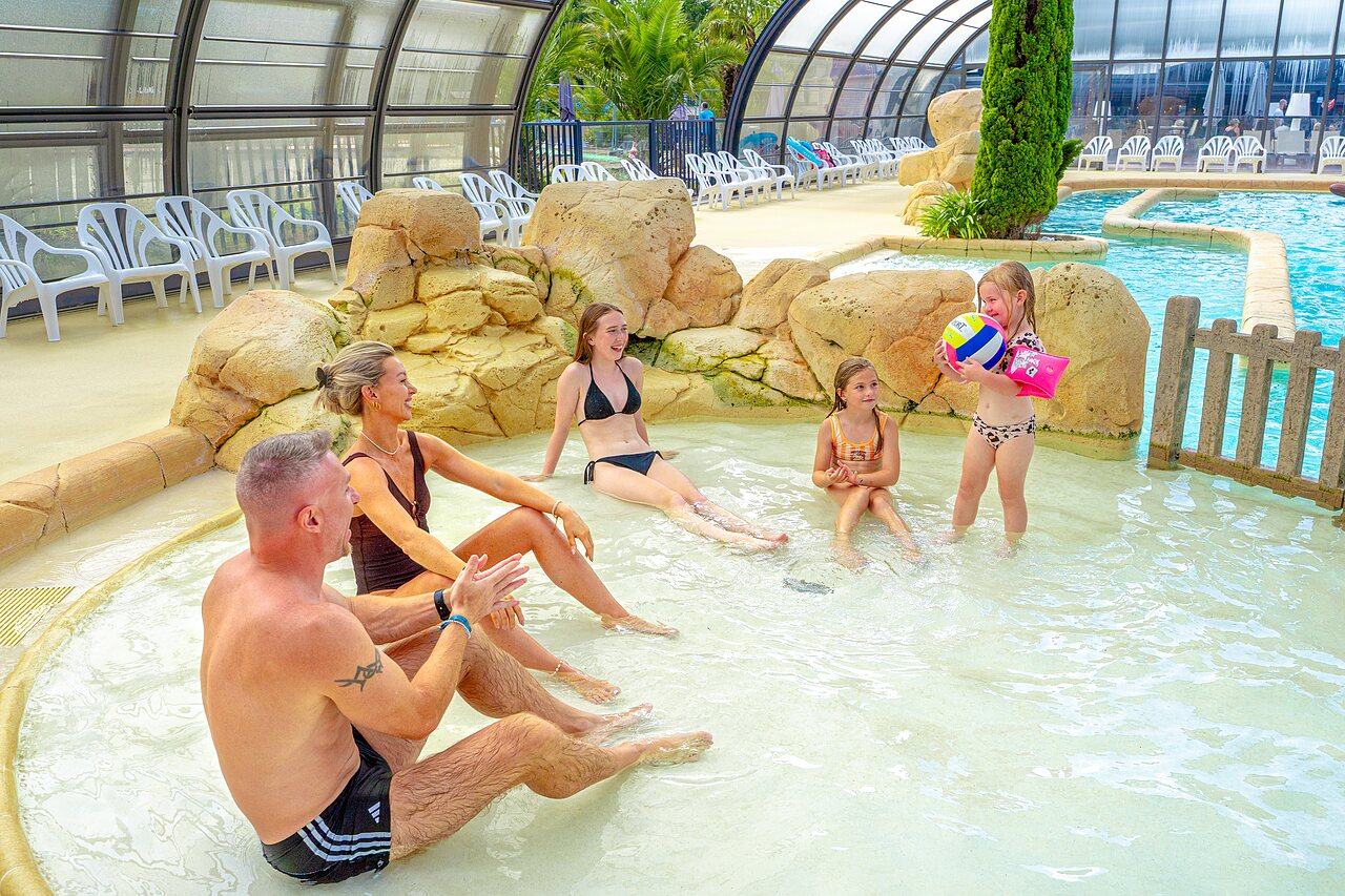 Familien-Hallenbad auf dem Campingplatz VAGUES OCEANES Les Iles in Hudimesnil (50).
