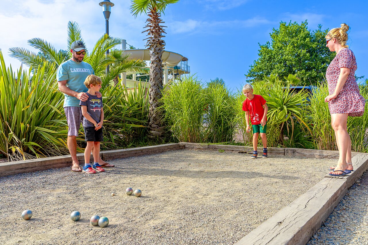 Familie spielt Boule auf Campingplatz VAGUES OCEANES Les Iles in Hudimesnil (50).
