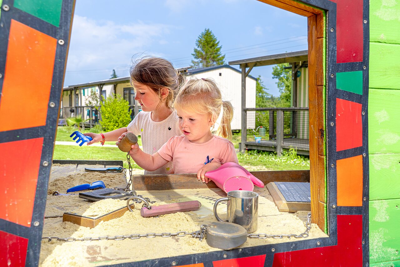 Sandkasten Kinder auf dem Campingplatz VAGUES OCEANES Les Iles in Hudimesnil (50).