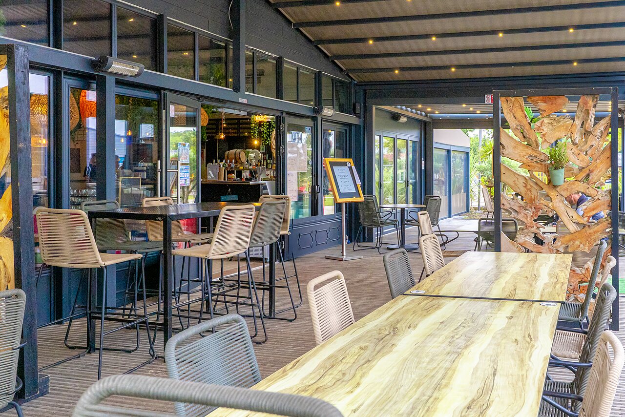 Moderne Bar und Restaurantterrasse, Camping VAGUES OCEANES Les Iles, Hudimesnil (50).