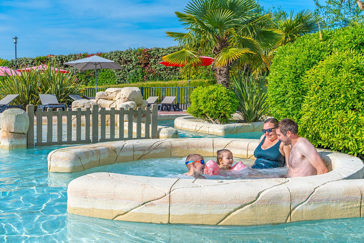 Jacuzzi und Familienpool auf dem Campingplatz VAGUES OCEANES Les Iles, Hudimesnil.