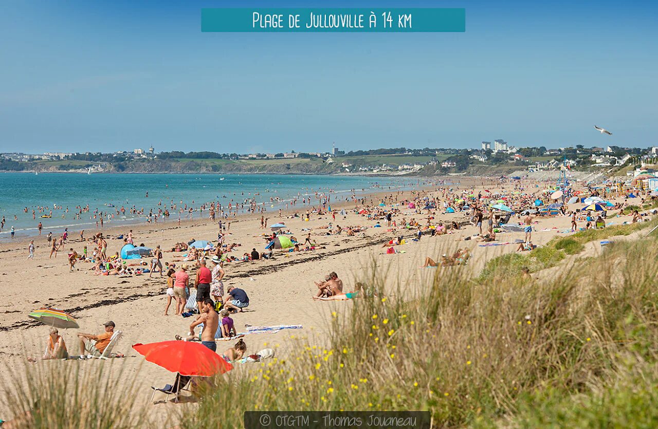 Strand von Jullouville, feiner Sand und Baden, nahe dem Campingplatz in der Normandie.