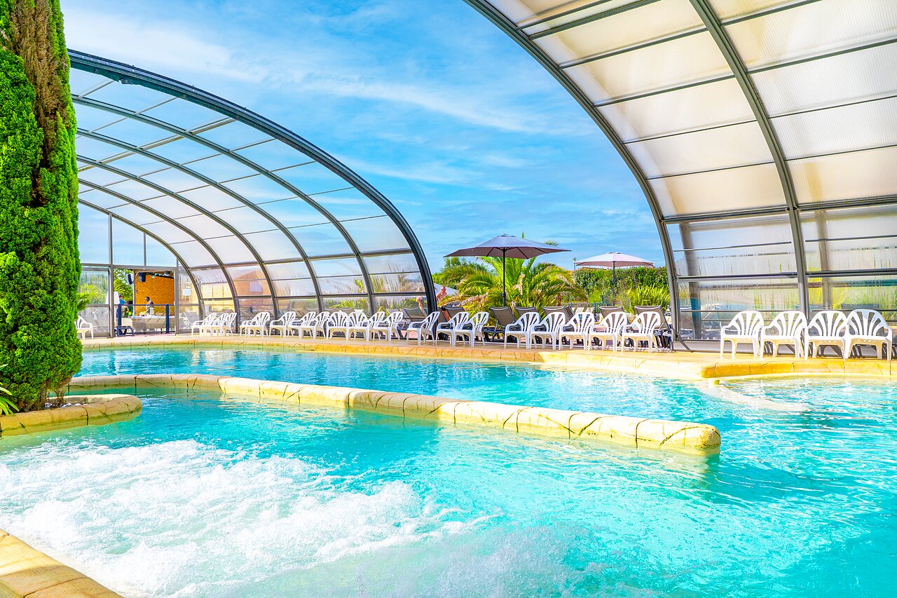 �berdachtes Schwimmbad, Balneobereich und Liegest�hle auf Camping VAGUES OCEANES Les Iles.