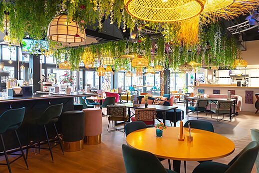 Modernes Restaurant und Bar im Camping VAGUES OCEANES Les Iles, Hudimesnil.