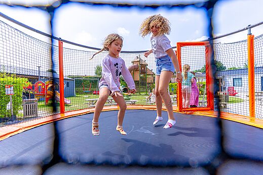 Meisjes op trampoline camping VAGUES OCEANES Les Iles in Hudimesnil (50).