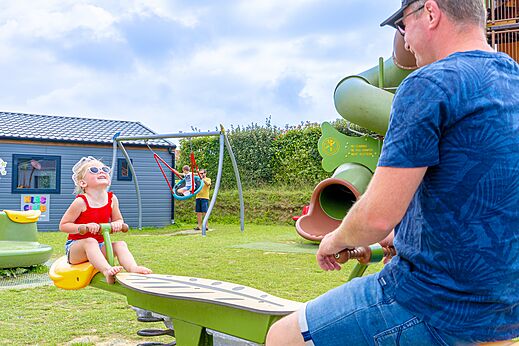 Spielplatz mit Schaukel und Rutsche auf dem Campingplatz VAGUES OCEANES Les Iles.
