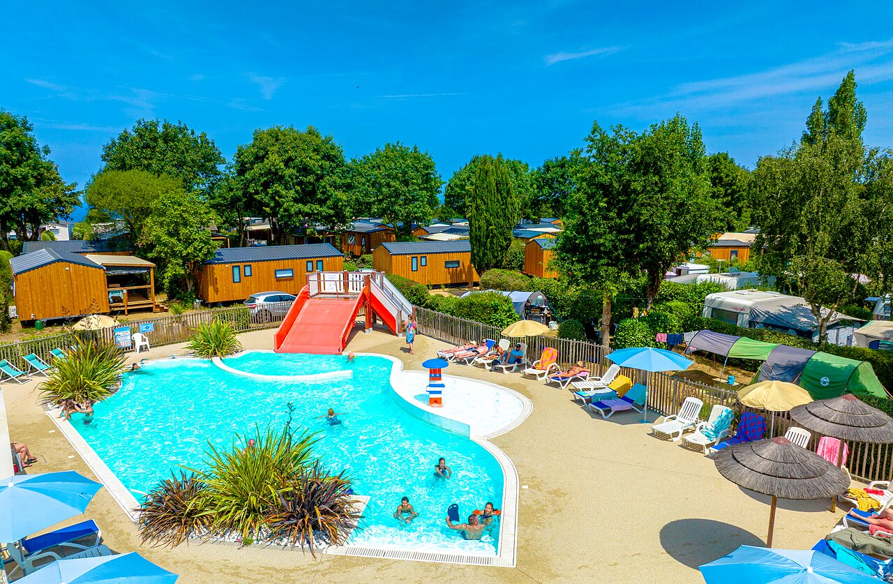 Au�enpool, Wasserrutsche und Mobilheime auf dem Campingplatz CLICOCHIC Bellevue, Erquy.
