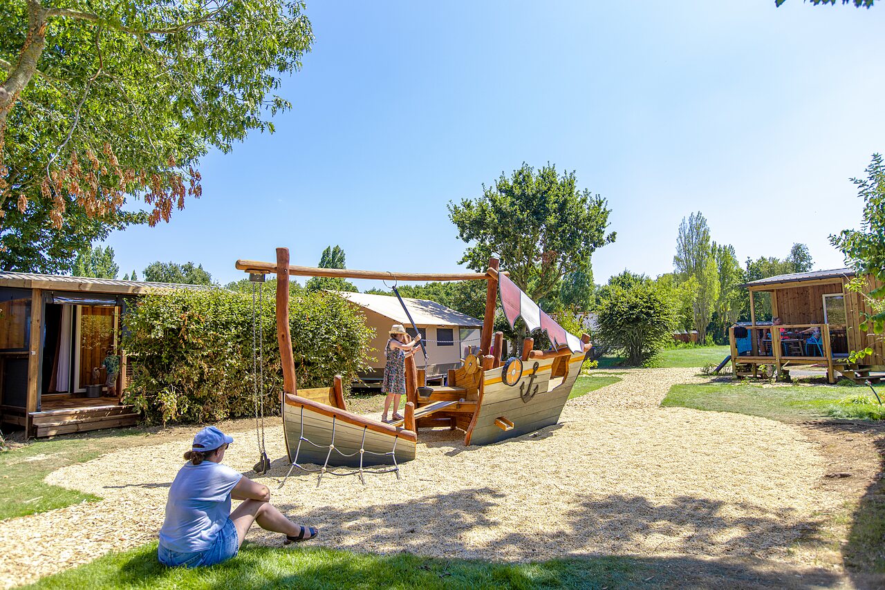 Piraten-Spielschiff f�r Kinder auf dem Campingplatz CLICOCHIC Bellevue d'Erquy.