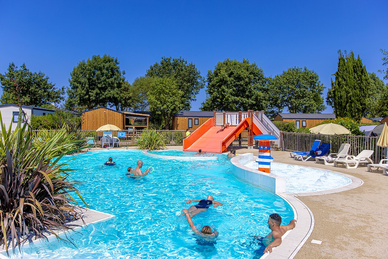 Au�enpool, Wasserrutsche und Wasserspiele auf dem Campingplatz CLICOCHIC Bellevue d'Erquy (22).