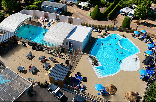 Außen- und Innenbecken mit Badegästen auf dem Campingplatz CLICOCHIC Bellevue d'Erquy.