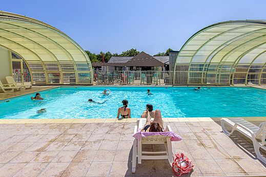 �berdachtes Freibad mit Badeg�sten auf dem Campingplatz CLICOCHIC Bellevue d'Erquy (22).