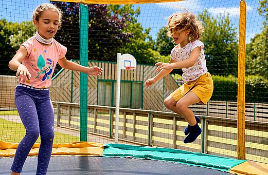 Kinder springen auf sicherem Trampolin auf Camping CLICOCHIC Bellevue d'Erquy (22).