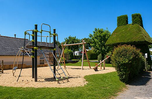 Kinderspielplatz mit Schaukeln und Rutsche auf dem Campingplatz CLICOCHIC Bellevue.