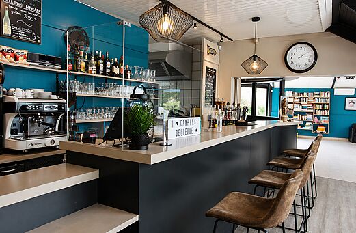 Moderne Bar, Theke, Kaffeemaschine und Hocker auf dem Campingplatz CLICOCHIC Bellevue.