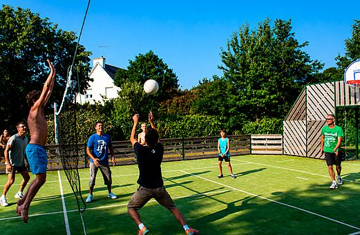 Volleyballspiel auf Multisportplatz auf dem Campingplatz CLICOCHIC Bellevue d'Erquy in Erquy (22).