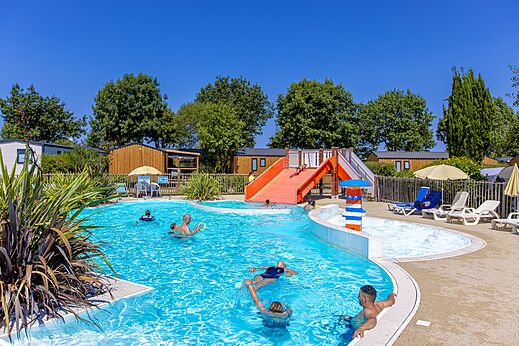 Au�enpool, Wasserrutsche und Wasserspiele auf dem Campingplatz CLICOCHIC Bellevue d'Erquy (22).