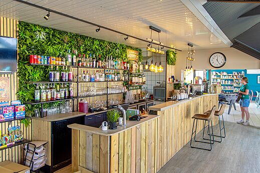 Moderne Bar, Holztheke, Getr�nke auf dem Campingplatz CLICOCHIC Bellevue d'Erquy (22).