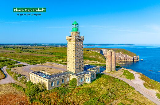 Historischer Leuchtturm Cap Fr�hel auf bretonischen Klippen, Ausflugsziel nahe Erquy.